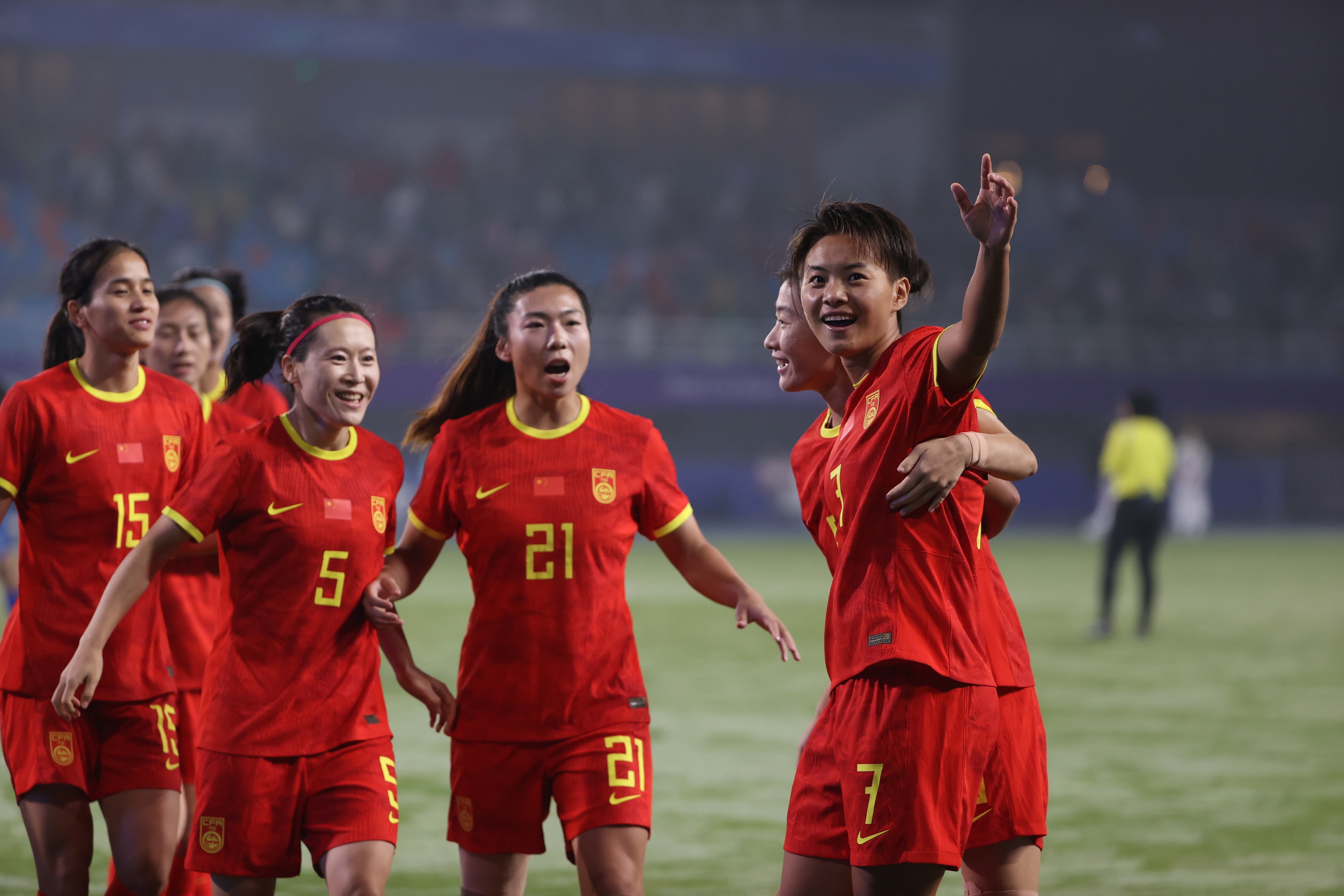 足球赛场上，女队展现出色实力