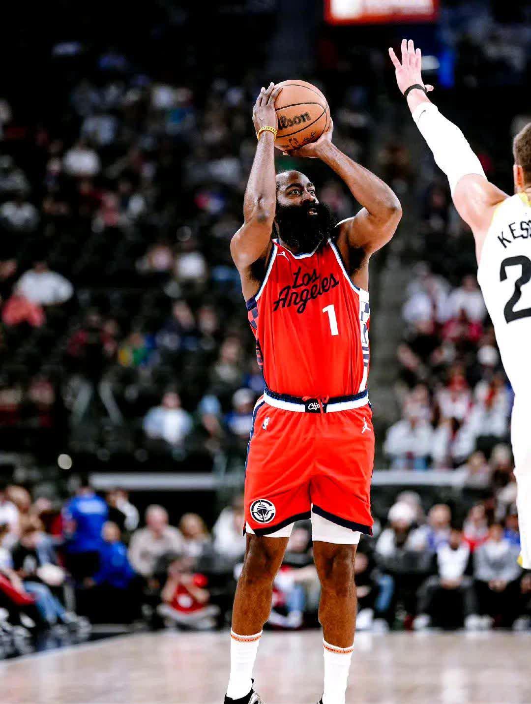 雄鹿队迎来胜利，大胡子发挥关键