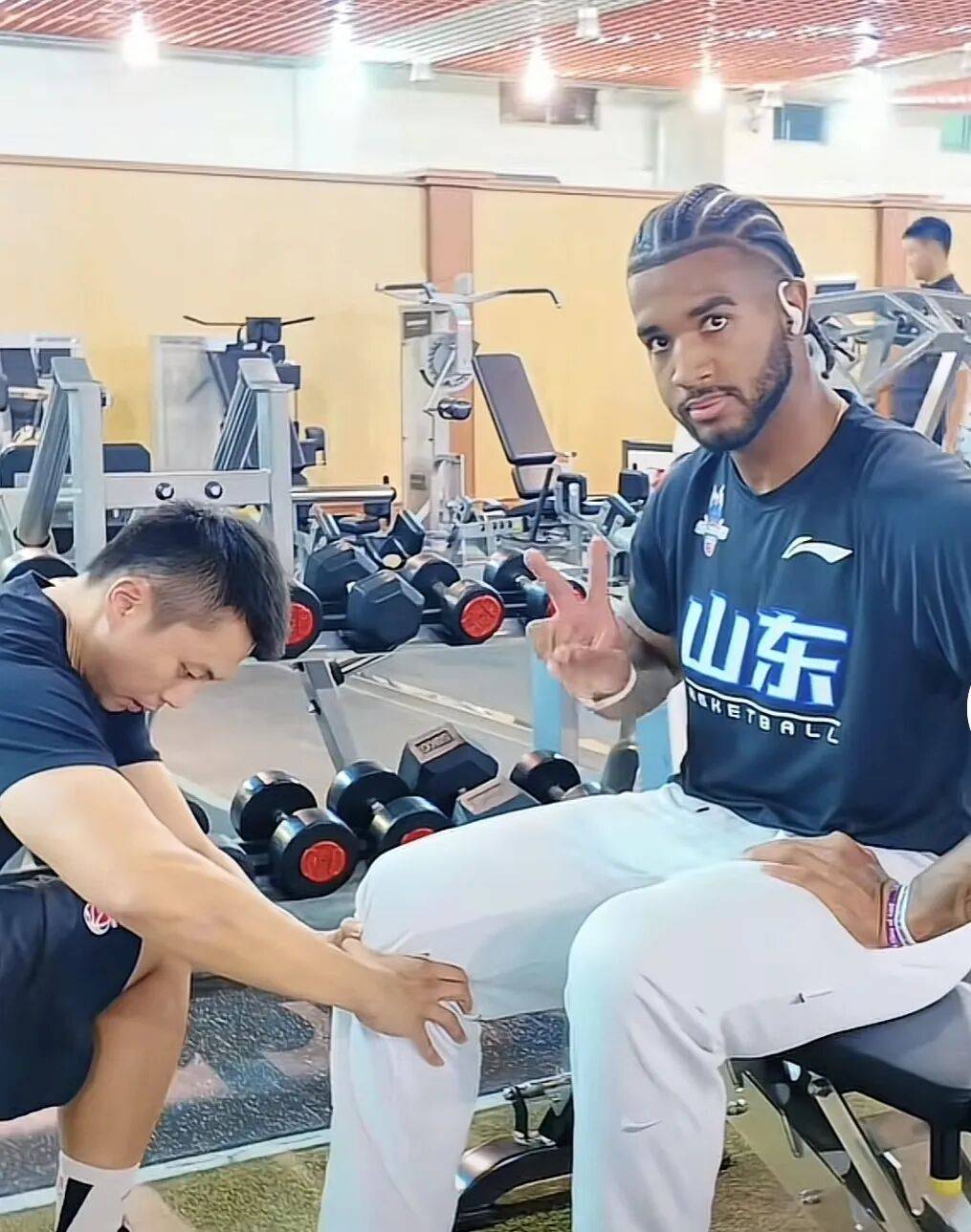 包含山东男篮咬牙坚持，成功反超对手的词条