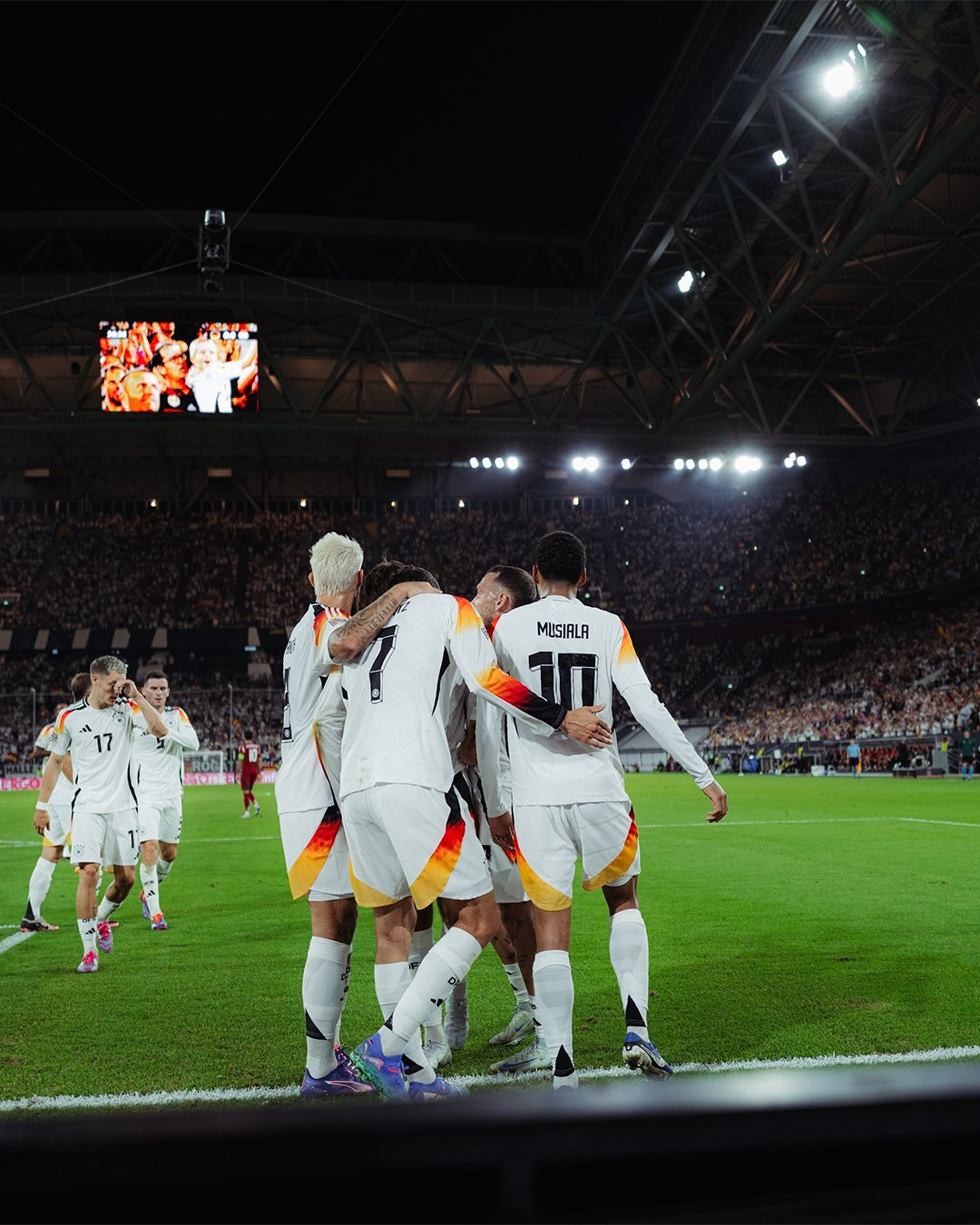 球队默契配合，战胜强劲对手