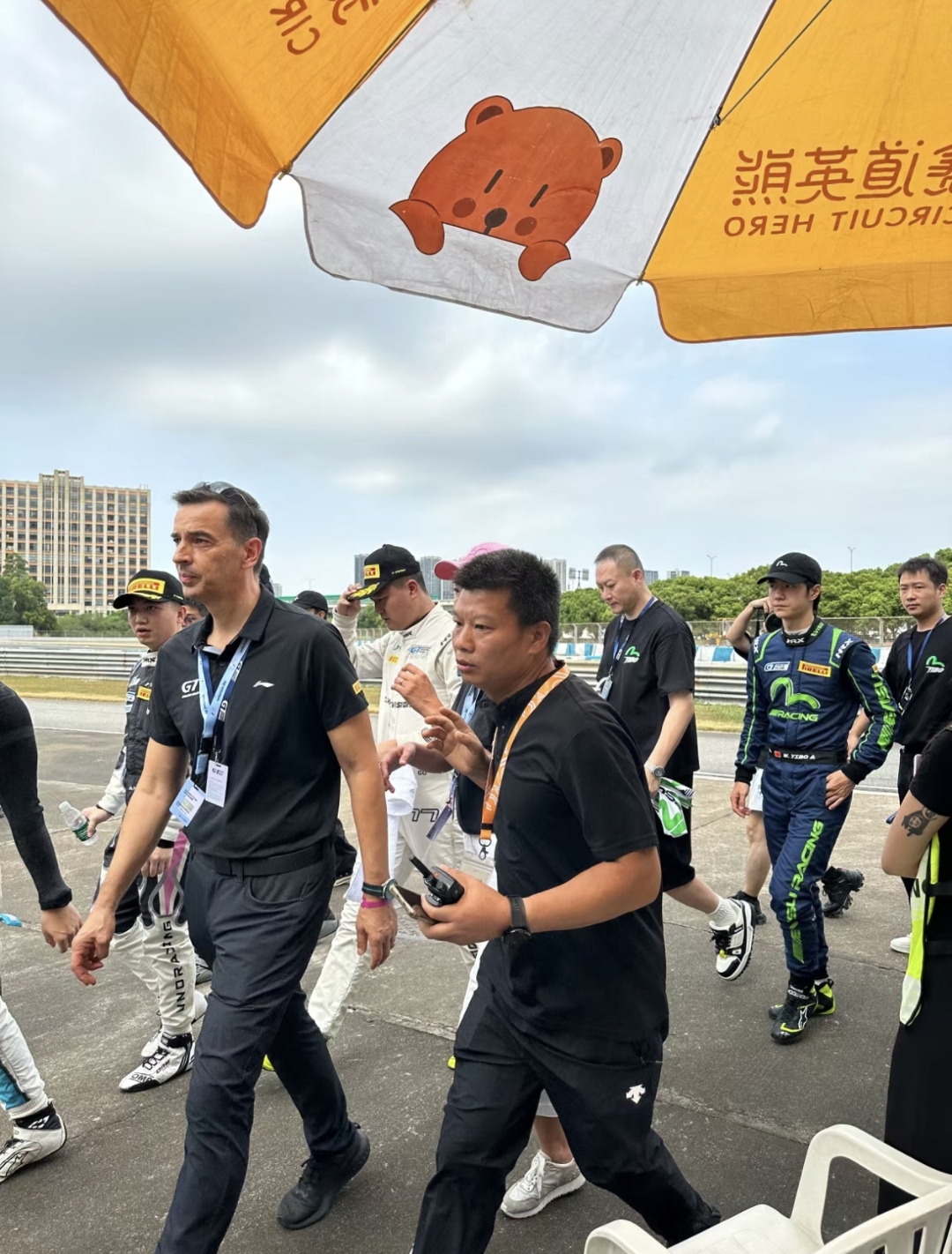 包含积极备赛配合团队选手笑逐颜开的词条