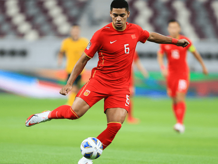 阿兰拿下制胜球,赢得球迷掌声 阿兰拿下制胜球,赢得球迷掌声