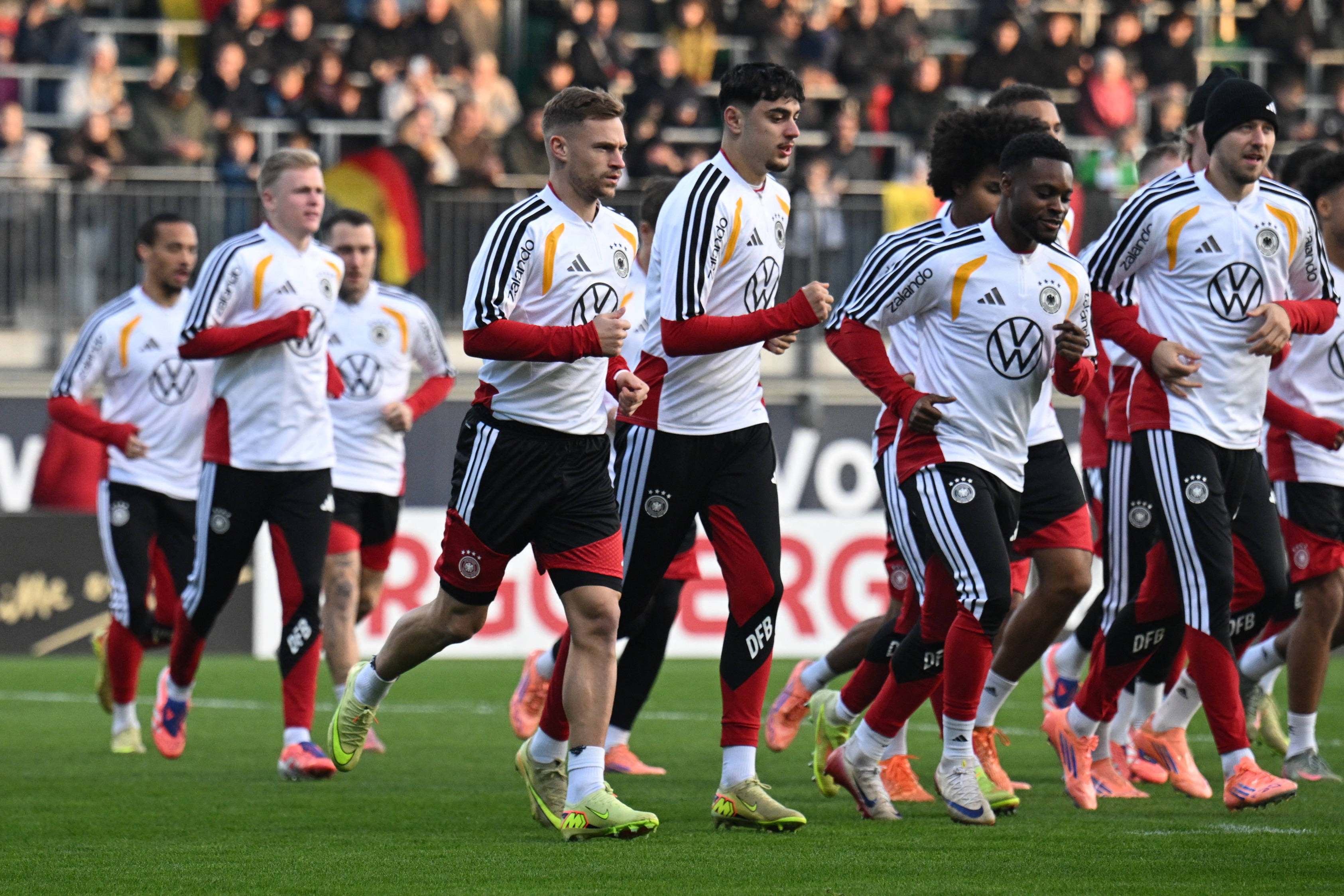 关于德国足球队备战欧洲联赛，实力如何？的信息