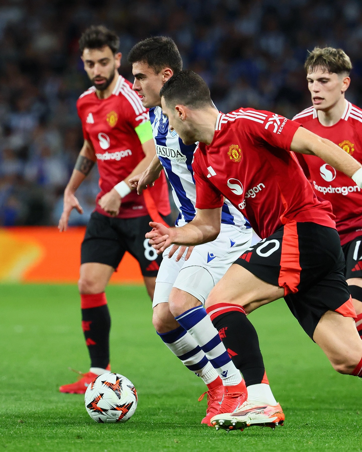 关于欧国联赛场内硝烟弥漫，战况激动人心的信息