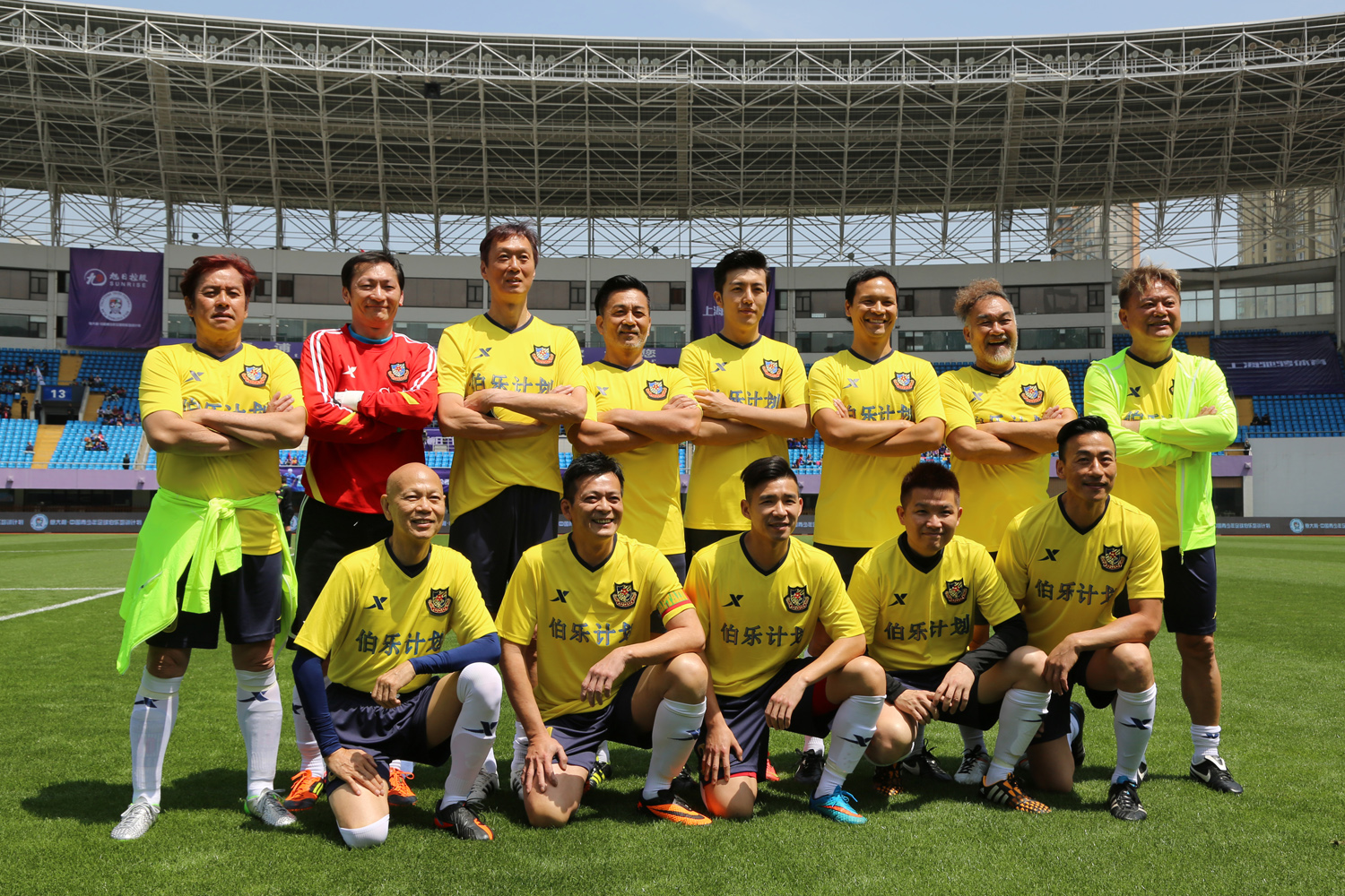 足球明星和他的团队为一项慈善活动筹集善款的简单介绍 足球明星和他的团队为一项慈善活动筹集善款的简单介绍