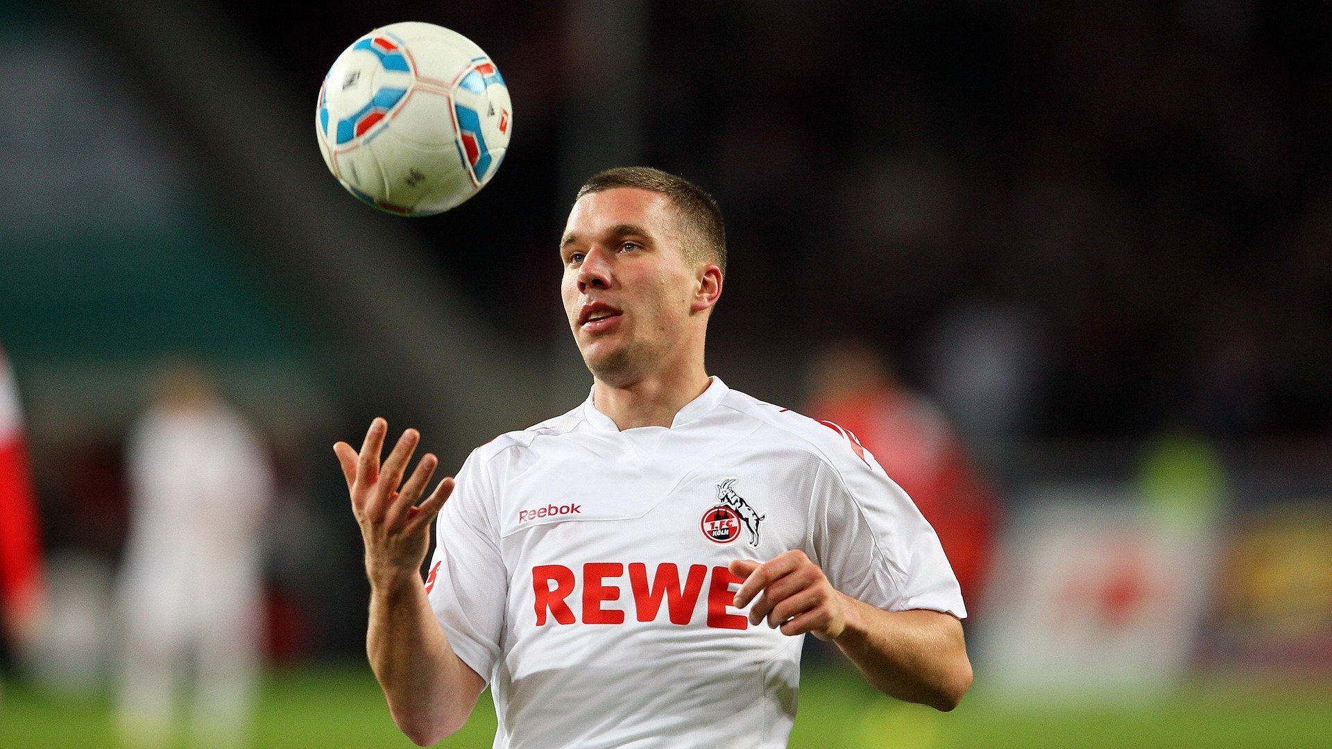 赛道之外的战术博弈,当F1街道赛焦点战遇上里昂对突尼斯的足球智慧