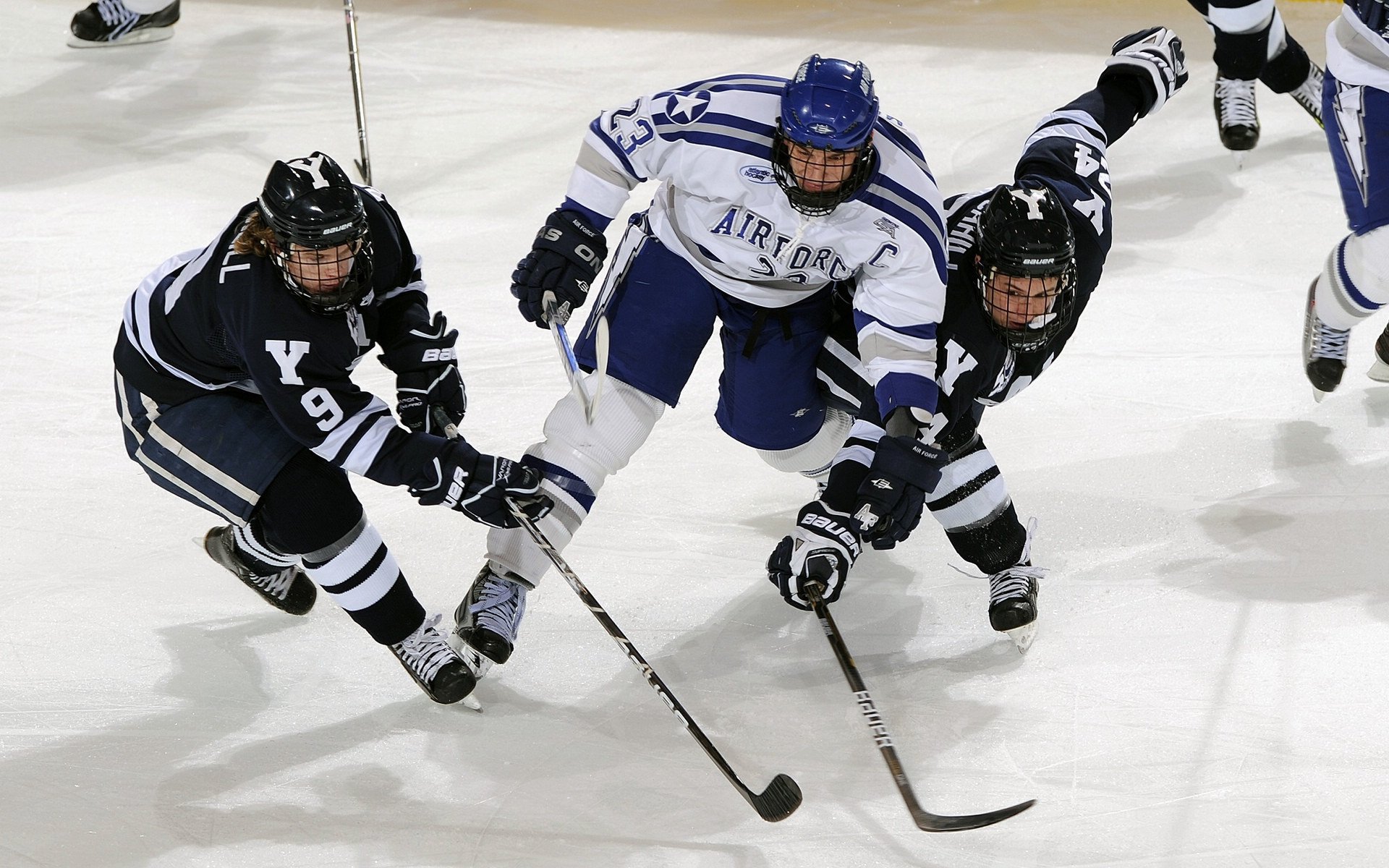 雄鹿连续得分压制黄蜂，哈利伯顿成为关键先生，一场战术与意志的较量
