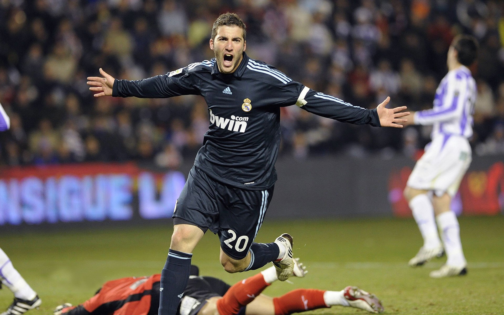 从压哨绝杀到世界之巅，哈利伯顿的双重奏，篮球命运的交响